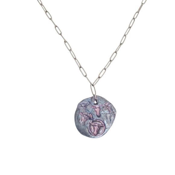 Iridescent Pearl Magenta Blue Bull Stamped Coin Stainless Steel Necklace - Picture 1 of 7